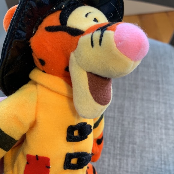 Disney Store Fireman Tigger plush - Picture 4 of 4
